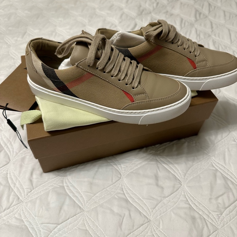 Burberry size 36/6 worn few times